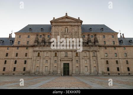 San Lorenzo de El Escorial, Spagna. Facciata principale ovest del monastero reale (1563-1584) di Juan de Herrera, con il portale centrale, statua di Santa la Foto Stock