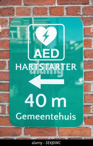 Un defibrillatore semiautomatico esterno (AED) è installato vicino al municipio di Duffel. I defibrillatori accessibili al pubblico hanno lo scopo di migliorare emerge Foto Stock