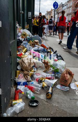 Le conseguenze della parata dell'Arsenal Championship a Islington, Londra settentrionale, in Inghilterra, hanno lasciato un sacco di rifiuti e rifiuti accumulati sulle strade e sulle porte Foto Stock