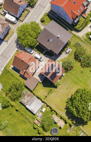 Case con tetti luminosi e grandi giardini in un'area suburbana da una prospettiva aerea, PV su casa privata, Wurmberg, Germania Foto Stock