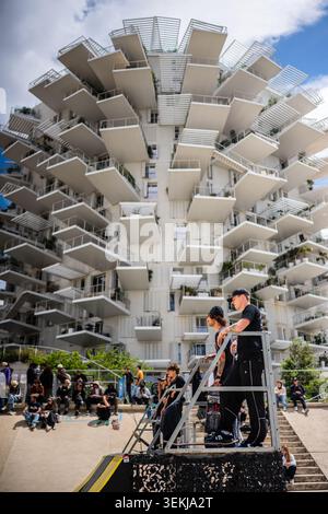 Montpellier, Francia – 14 maggio 2026: Vista dell'edificio Arbre Blanc dalla sessione aperta di Skateboarding Shred zone e i migliori trucchi al FISE Montpellier, Fran Foto Stock