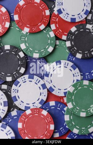 Bunte Casino-Chips als konzeptioneller Hintergrund fuer Poker und Blackjack. Bunte Casino-Chips Foto Stock