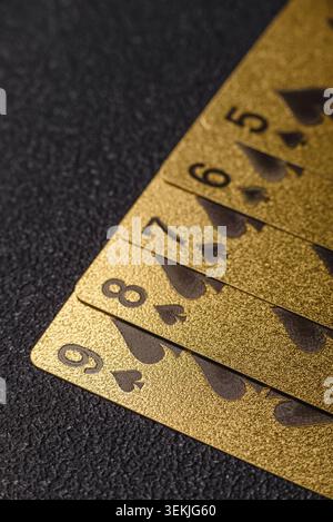 Giocare a carte e patatine su un tavolo, giocare a poker. Carte e chip su un tavolo da gioco come sfondo per il tuo progetto Foto Stock