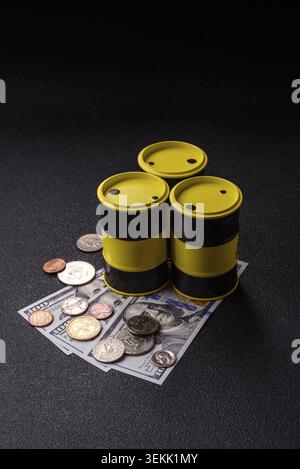 Un barile di petrolio sullo sfondo dei dollari come concetto per la crisi globale del petrolio e l'aumento dei prezzi. Un barile di petrolio e dollari come sfondo per Foto Stock