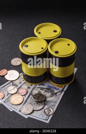 Un barile di petrolio sullo sfondo dei dollari come concetto per la crisi globale del petrolio e l'aumento dei prezzi. Un barile di petrolio e dollari come sfondo per Foto Stock