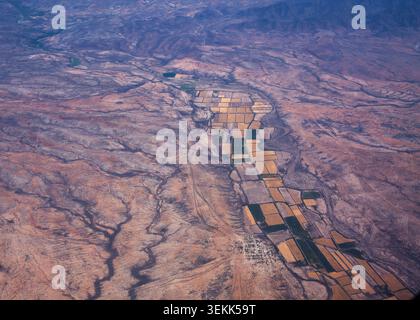 Vista aerea della valle agricola irrigata circondata da aridi paesaggi desertici a Sonora, nel nord del Messico Foto Stock