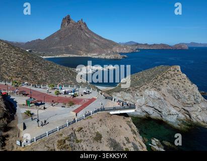 Panorama aereo del Cerro Tetakawi e del Mare di Cortez da San Carlos Scenic Lookout, Sonora, Messico Foto Stock