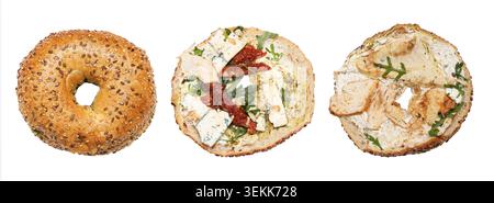 Bagel assortiti con formaggio spalmabile e condimenti saporiti su sfondo bianco. Prima colazione con prodotti da forno per il brunch catering e piatti freschi. Foto Stock