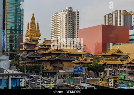 SHANGHAI, CINA - 24 OTTOBRE 2019: Tempio di Jing'an a Shanghai, Cina Foto Stock