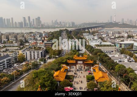 WUHAN, CINA - 31 OTTOBRE 2019: Primo ponte sul fiume Yangzi (Chang Jiang) a Wuhan, provincia di Hubei, Cina Foto Stock