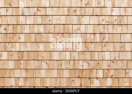 vista più ampia di un muro in legno di cedro con tegole che sembrano nuovissime Foto Stock