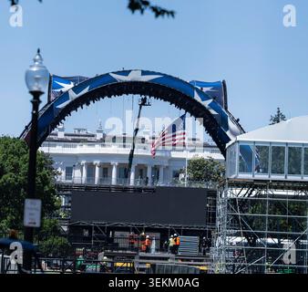 Washington DC, Stati Uniti. 2 giugno 2026. Vista del prato sud della Casa Bianca, dove stavano ancora costruendo per il più frizzante combattimento UFC sul prato sud della Casa Bianca a washington DC 2 giugno 2026 Credit: Andrew thomas/Alamy Live News Foto Stock