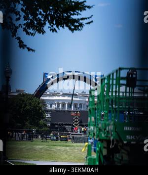 Washington DC, Stati Uniti. 2 giugno 2026. Vista del prato sud della Casa Bianca, dove stavano ancora costruendo per il più frizzante combattimento UFC sul prato sud della Casa Bianca a washington DC 2 giugno 2026 Credit: Andrew thomas/Alamy Live News Foto Stock