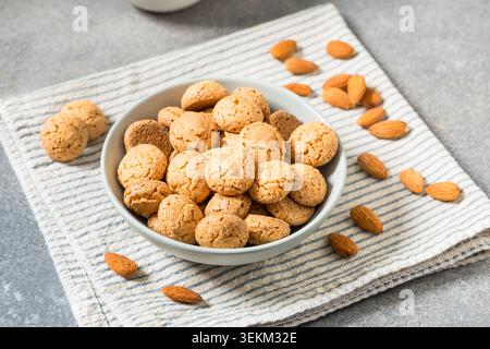 Biscotti dolci fatti in casa con Amaretti di mandorle italiani pronti da mangiare in una ciotola Foto Stock