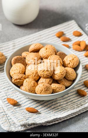 Biscotti dolci fatti in casa con Amaretti di mandorle italiani pronti da mangiare in una ciotola Foto Stock