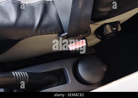 Cintura di sicurezza allacciata all'interno del primo piano dell'autovettura. Sicurezza stradale, guida responsabile e concetto di protezione del veicolo nei trasporti. Foto Stock