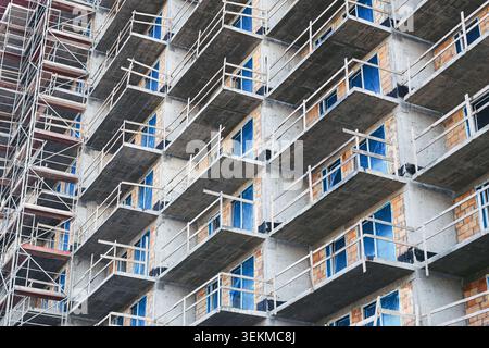 Moderno edificio di appartamenti in costruzione. Sviluppo di abitazioni residenziali e progetto immobiliare urbano. Foto Stock