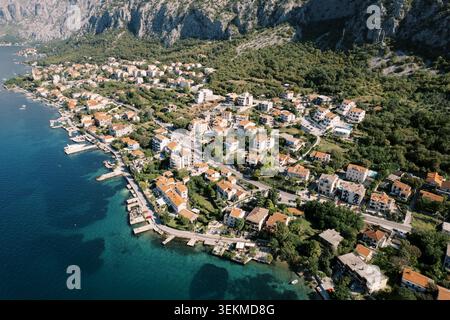 Vista ad alto angolo che mostra il vivace quartiere costiero con giardini e moli privati Foto Stock