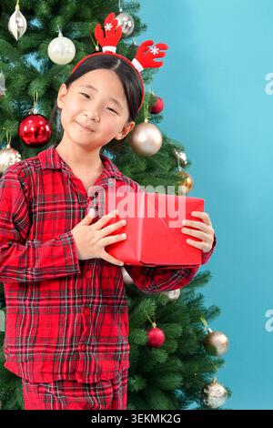 Persona entusiasta che prepara regali di vacanza segreti o sorprese per la famiglia Foto Stock
