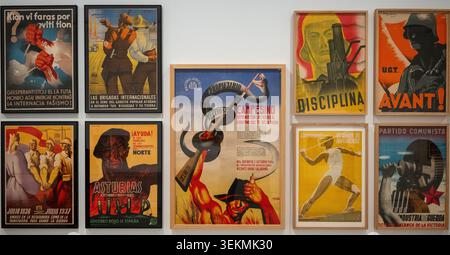 Colorati poster dell'epoca della Guerra civile spagnola esposti su un muro della galleria, fotografati al Museo Reina Sofia di Madrid, Spagna. Foto Stock