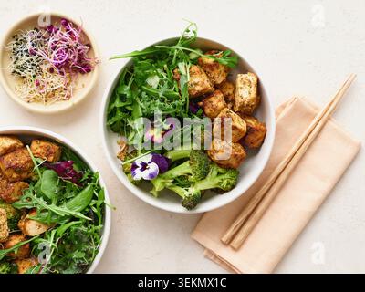 Vista dall'alto della sana insalata di tofu fresca con broccoli e condimento per insalata Foto Stock
