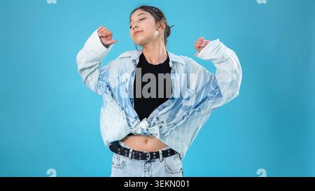 Giovane donna energica che si allunga le braccia per svegliarsi la mattina Foto Stock