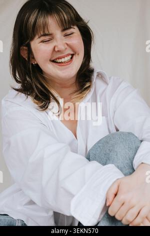 Bella giovane donna sorridente con gli occhi chiusi Foto Stock