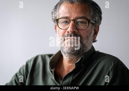 Ritratto alla testa di un uomo d'affari maturo che indossa occhiali da vista Foto Stock