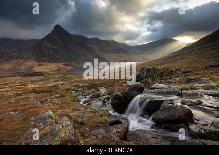 Tryfan e Llyn Ogwen dall'Afon Lloer, Snowdonia National Park, Galles del Nord, Regno Unito. Primavera (marzo) 2026. Foto Stock