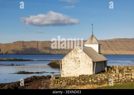 La chiesa medievale di Sant'Olav, la chiesa più antica delle Isole Faroe a Kirkjubour sull'isola di Streymoy, Isole Faroe, Danimarca, Europa. SPR Foto Stock