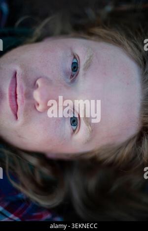 Direttamente sopra il colpo di uomo sdraiato all'aperto Foto Stock