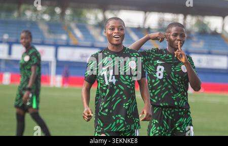 Oluwakemi Oluwaseyi Adegbuyi (L) e Mary Akpan Dunstan, entrambe le giocatrici nigeriane, celebrano un gol durante la nazionale nigeriana U-17, i Flamingos, 6-0 (11-0) vittoria sulla Guinea U-17 nella seconda tappa del 2026 FIFA U-17 Women’s World Cup Qualifier, giocata al Remo Stadium di Ikenne, Ogun State, Nigeria, il 31 maggio 2026. La vittoria ha fatto registrare alla Nigeria l'ultimo turno delle qualificazioni alla Coppa del mondo femminile Under-17 2026 in arrivo in Marocco. Foto di Adekunle Ajayi Foto Stock