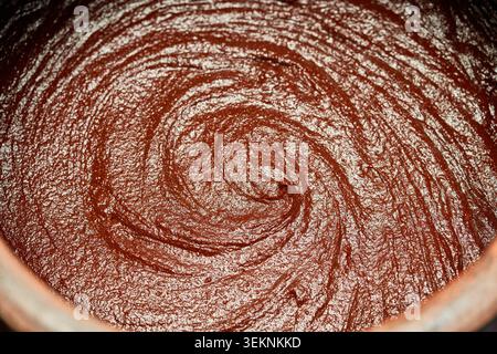 Sono presenti autentico gochujang Sunchang e vari jangajji piccanti. I primi piani mostrano la pasta di peperoncino rosso lucido servita sul riso bianco fumante. Foto Stock