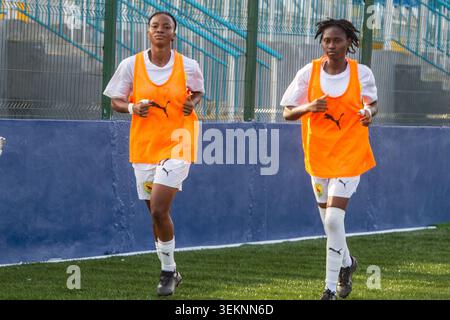 Aissata Sacko (L) e Haiba Fofana, entrambe le calciatrici della Guinea si riscaldano durante la nazionale nigeriana U-17 femminile, i Flamingos, 6-0 (11-0) vittoria sulla Guinea U-17 nella seconda tappa del 2026 FIFA U-17 Women's World Cup Qualifier, giocata al Remo Stadium di Ikenne, Stato di Ogun, Nigeria, il 31 maggio 2026. La vittoria ha fatto registrare alla Nigeria l'ultimo turno delle qualificazioni alla Coppa del mondo femminile Under-17 2026 in arrivo in Marocco. Foto di Adekunle Ajayi Foto Stock