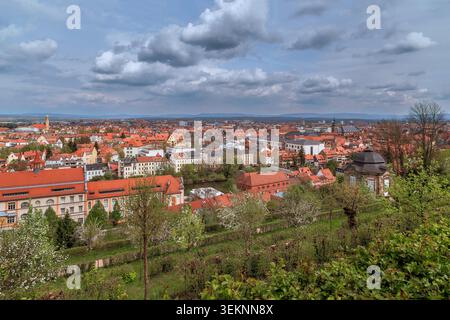 Vista panoramica del centro storico di Bamberga dall'abbazia di Michaelsberg, Germania. Paesaggio urbano con tetti rossi Foto Stock