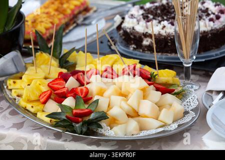 Vassoio di frutta fresca con melone, ananas e fragole a buffet Foto Stock