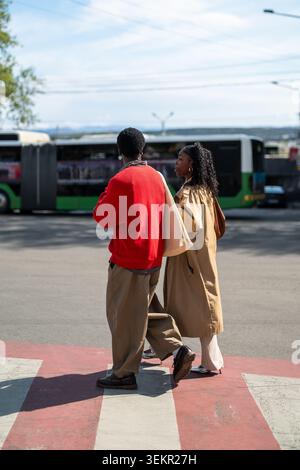 Amici afroamericani alla moda che si divertono a passeggiare tutti i giorni in città insieme Foto Stock