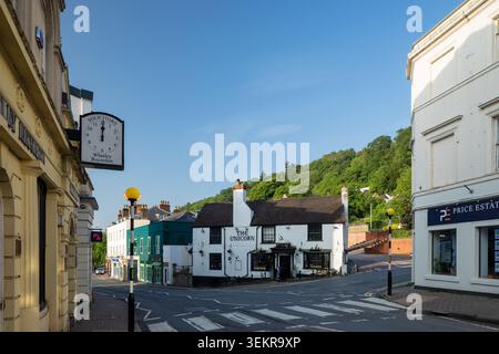 Mattina di primavera nel centro di Great Malvern, Worcestershire, Inghilterra. Foto Stock