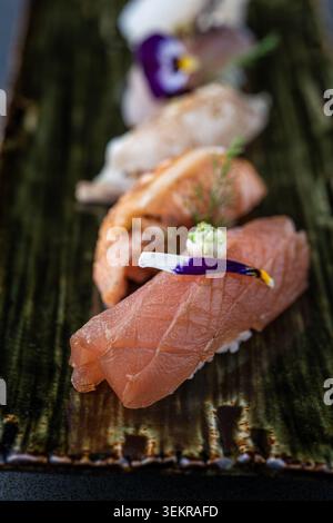 Vista ravvicinata di un piatto di sushi ben disposto su un piatto decorativo. Foto Stock
