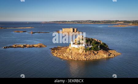 Vista aerea dello Chateau du Taureau e del faro dell'Ile Noire su un'isola rocciosa circondata dal mare a Plouezoc'h, Bretagna, Francia. Foto Stock
