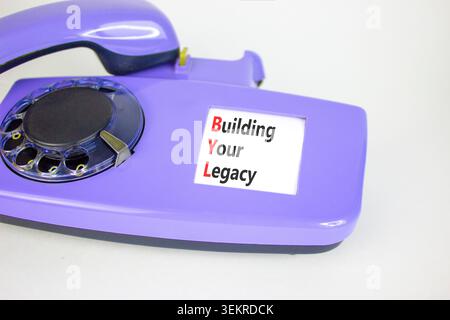 BYL sta costruendo il tuo simbolo legacy. Parole concettuali BYL che costruiscono la tua eredità su un bellissimo vecchio disco. Splendido sfondo bianco. Business BYL Building Foto Stock