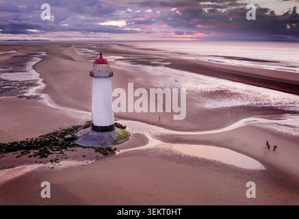 La vista dal drone del faro di Point of Ayr sa anche che il faro di Talacre si affaccia su un cielo tempestoso al tramonto Foto Stock