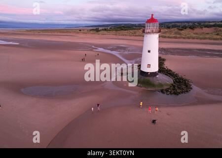 La vista dal drone del faro di Point of Ayr sa anche che il faro di Talacre si affaccia su un cielo tempestoso al tramonto Foto Stock