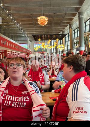 Londra Regno Unito 24 maggio 2025 i tifosi dell'Arsenal Ladies guardano ansiosamente dentro un Emirates Stadium Club Level Bar proiettando la finale europea Foto Stock