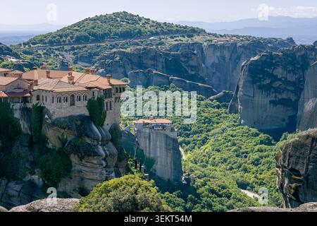il santo monastero di varlaam e roussanou è arroccato su imponenti pilastri rocciosi a meteora, in grecia, circondato da lussureggianti valli verdi Foto Stock