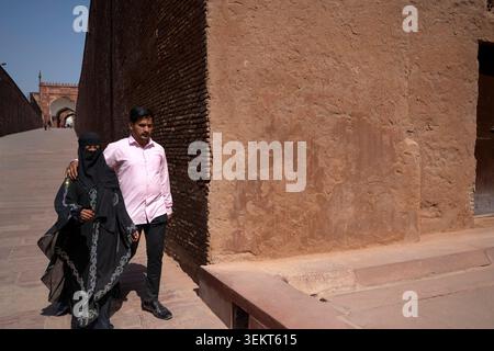Uomo e moglie velata visitano il forte Rad di Agra, sito del patrimonio mondiale UNESCO, Agra, Uttar Pradesh, India, Asia Foto Stock