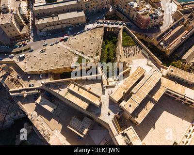 Vista aerea del Bastione di Abercrombie con le storiche fortificazioni in pietra, i tetti e le strade urbane di la Valletta, la regione portuale, Malta. Foto Stock
