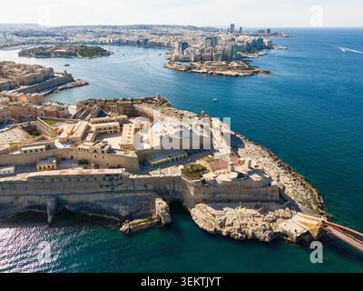 Veduta aerea del Bastione di Abercrombie e di Fort Saint Elmo che si affaccia sul Mar Mediterraneo con lo skyline della città in lontananza la Valletta, la regione portuale Foto Stock