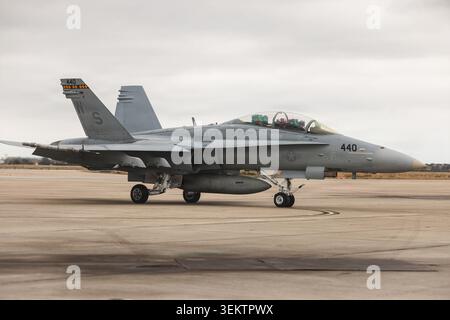 U.S. Marine Corps Brig. Il generale Michael R. Nakonieczny, il vice comandante generale, i Marine Expeditionary Force, e il maggiore Ryan P. Clark, un F/A-18D H. Foto Stock
