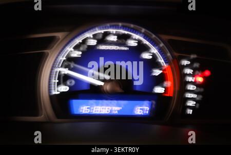 Neon Blue Velocity: Concetto di cruscotto per auto di lusso Foto Stock
